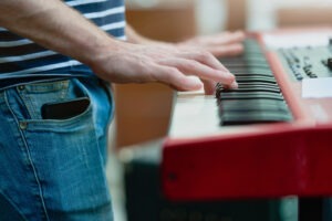 Teclado representando gêneros musicais diversos